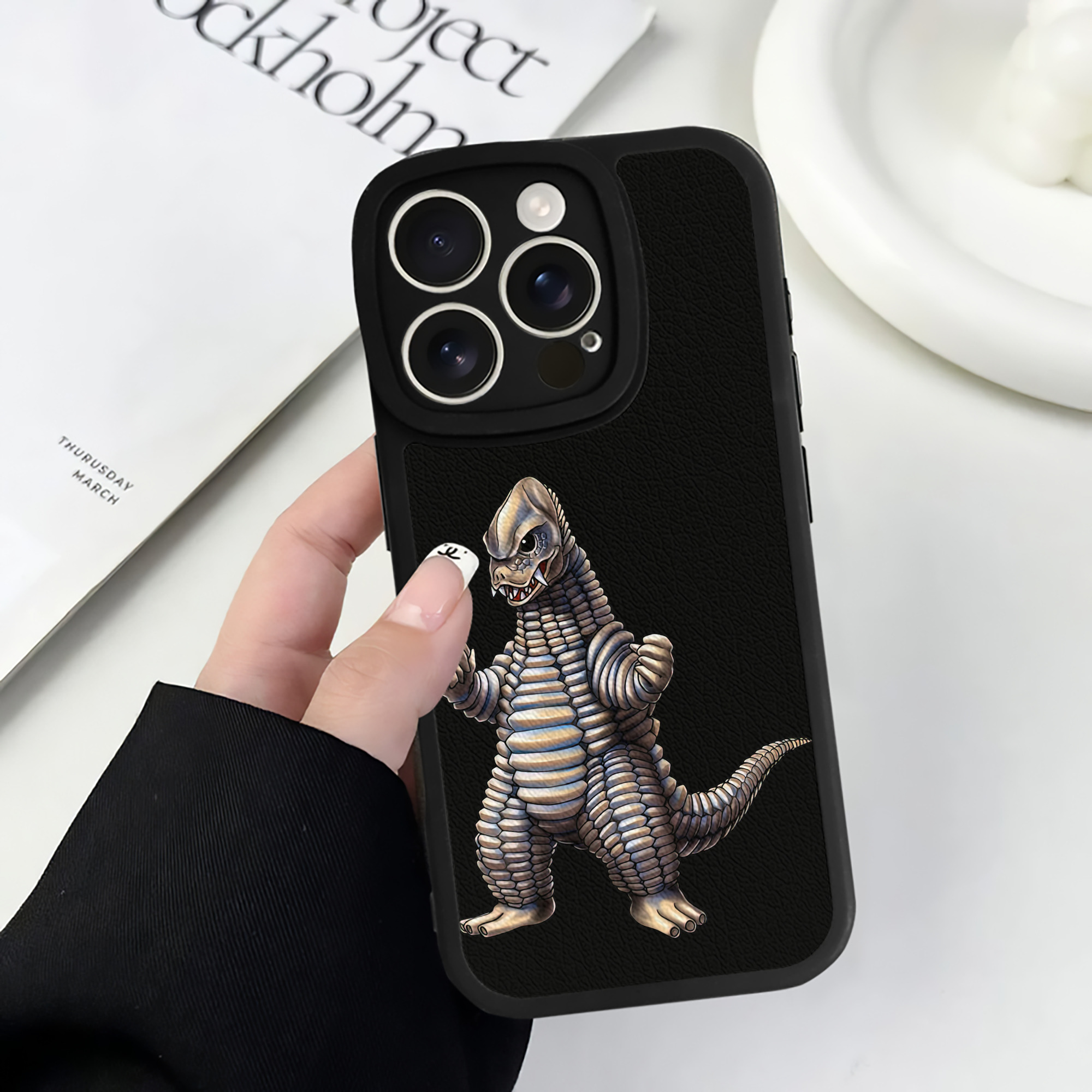 （画像用） ウルトラマン Ultraman 【iPhone 16シリーズ対応】シリコンスマホケース（レザー調） 材質：シリコン